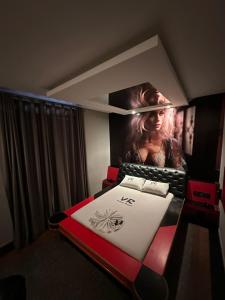 um quarto com uma cama de dossel na parede em Motel Vitoria Reggia em São Vicente