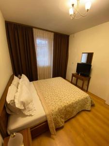 Un pat sau paturi într-o cameră la Luxury Apartment Pirin Golf & Country Club