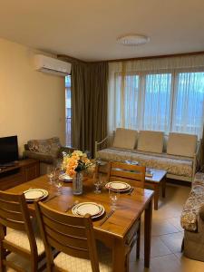 O zonă de relaxare la Luxury Apartment Pirin Golf & Country Club