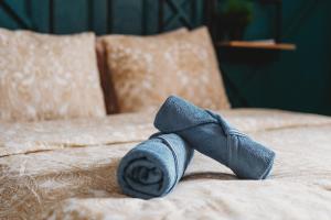 une serviette bleue enroulée sur un lit dans l'établissement Unique 2 bedroom Apartment in The Old Town, à Tallinn