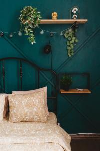 une chambre avec un mur végétal avec un lit et une plante dans l'établissement Unique 2 bedroom Apartment in The Old Town, à Tallinn