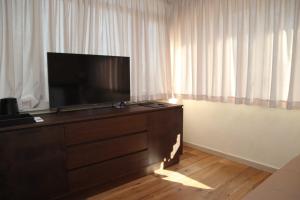 TV a/nebo společenská místnost v ubytování Quarto di Monte Suite & Spa