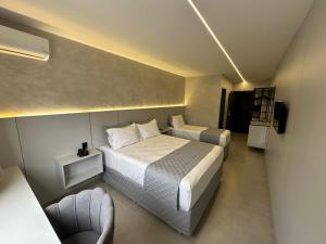 Llit o llits en una habitació de 232 Concept Hotel