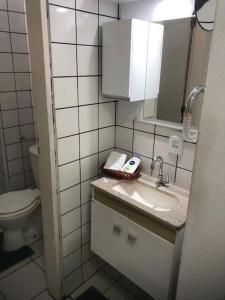 a bathroom with a sink and a toilet at Apartamento climatizado in Marília