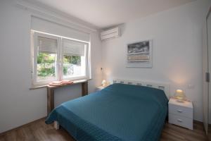 カスタヴにあるVilla Paolaの青いベッドと2つの窓がある寝室 +172枚の写真