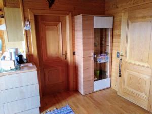 MooswaldKärnten Landhof in Alleinlage Nähe Millstättersee Ferienwohnung im ersten Stock的门边带冰箱的厨房 更多6张照片