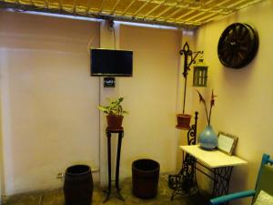 un soggiorno con TV, tavolo e sidro. di Hospedaje La Videna a Lima