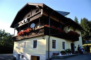 MooswaldKärnten Landhof in Alleinlage Nähe Millstättersee Ferienwohnung im ersten Stock的侧面有钟的建筑物