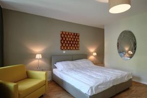 Postel nebo postele na pokoji v ubytování Hotel Hine Adon Fribourg