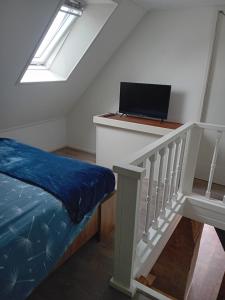 a bedroom with a bed and a laptop on a desk at It Linestek in Niawier