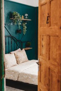 - une chambre dotée d'un lit avec un mur vert dans l'établissement Unique 2 bedroom Apartment in The Old Town, à Tallinn