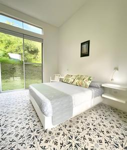 アナポイマにあるAnapoima Casa Finca Piscina, Jacuzzi, Golf y Tenisのベッドと大きな窓のある白い寝室 +63枚の写真