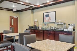 Příslušenství pro přípravu čaje a kávy v ubytování Cobblestone Hotel & Suites - Alpine