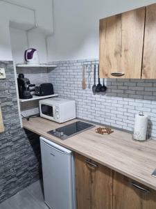 Kuchyňa alebo kuchynka v ubytovaní Napfény Apartman