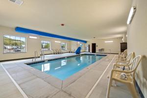 Bazén v ubytování Cobblestone Hotel & Suites - Alpine nebo v jeho okolí
