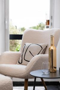 Predel za sedenje v nastanitvi Glyfada First Class Suite