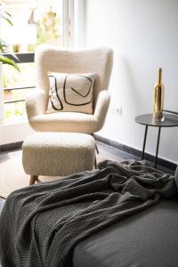 Predel za sedenje v nastanitvi Glyfada First Class Suite