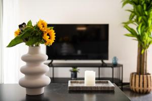 TV in/ali zabaviščno središče v nastanitvi Glyfada First Class Suite