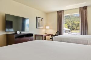 Postel nebo postele na pokoji v ubytování Cobblestone Hotel & Suites - Alpine