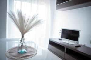 a vase with feathers sitting on a table in a room at El Balcón del Guadalhorce in Alora