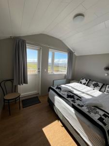 Postel nebo postele na pokoji v ubytování Sauðanes Guesthouse