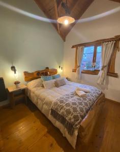 Un dormitorio con una cama grande y una ventana en Tierras del Sur, en Villa La Angostura 34 fotos más