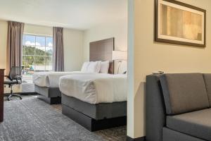 Postel nebo postele na pokoji v ubytování Cobblestone Hotel & Suites - Alpine