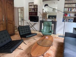 una sala de estar con una mesa y sillas en La Feuilleraie, en Tours