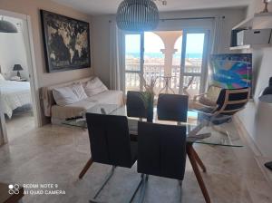 Televisyen dan/atau pusat hiburan di Apartamento de Calidad en Almerimar con Excelente Vista al Mar y buena Ubicacion