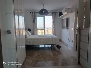 Katil atau katil-katil dalam bilik di Apartamento de Calidad en Almerimar con Excelente Vista al Mar y buena Ubicacion +25 gambar