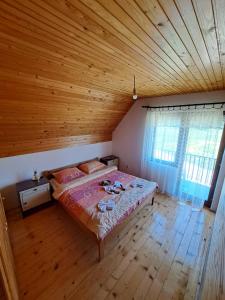 Postel nebo postele na pokoji v ubytování Eco Village Podgora Household Kaljevic