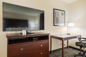 TV a/nebo společenská místnost v ubytování Cobblestone Hotel & Suites - Alpine