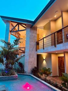 QuesadaHotel Mi Linda Tierra的一栋房子前面有游泳池