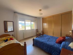 a bedroom with two beds and a window at Casa Polícar Marta in Polícar