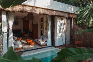 Bazén v ubytování Naya Bacalar Lagoon Front Hotel nebo v jeho okolí
