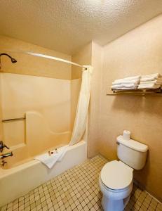 Koupelna v ubytování Days Inn by Wyndham Mackinaw City - Lakeview