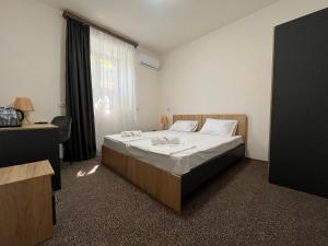 Ένα ή περισσότερα κρεβάτια σε δωμάτιο στο Downtown Budget Hotel by Arami