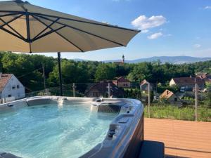 En generel udsigt til bjerge eller udsigt til bjerge taget fra lejligheden