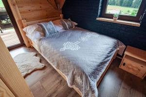 Una cama o camas en una habitación de Zakątek Pod Lasem