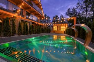 La alberca dentro o cerca de Białka SPA & Resort Odkryj Białkę 30 fotos más