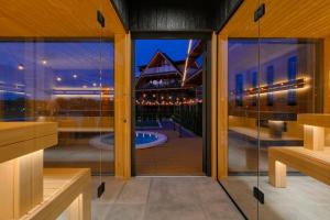 Bazén v ubytování Białka SPA & Resort Odkryj Białkę nebo v jeho okolí