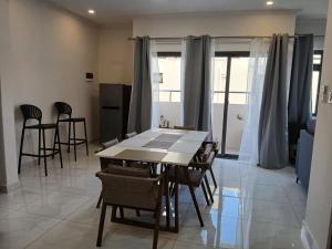 a dining room with a table and chairs in a room at Anuya B1 in Flic-en-Flac