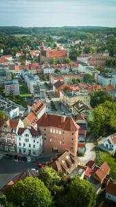 widok miasta z góry i budynków w obiekcie Kamienica "Pod dębem" w Lidzbarku Warmińskim