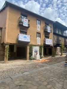 a building with towels hanging on the side of it at Casa Rural Cerro del Mariscal in Sequeros