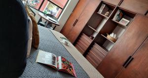 Khu vực ghế ngồi tại Depa Quevedo - Trendy Revamped Flat - Exceptional Spot in Bogotá's Historic Colonial Square - Candelaria
