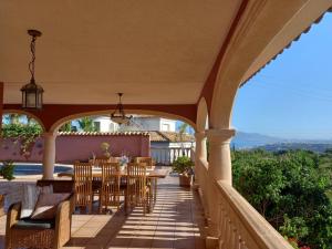un patio con tavolo e sedie su un balcone di Villa Anna-Altea ad Altea