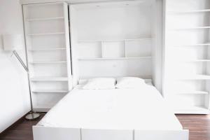Ένα ή περισσότερα κρεβάτια σε δωμάτιο στο Sunny & Cozy Studio with shared swimming pool +7 φωτογραφίες