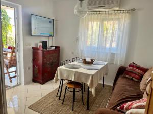 una sala de estar con una mesa y un sofá en Anna's holiday home, en Supetar