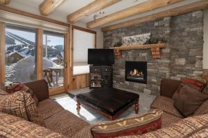 a living room with a fireplace and a tv at Dreamcatcher at Lakota home in Winter Park