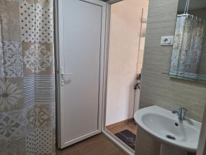 オフリドにあるApartmani Eminovic 2のシャワーと洗面台付きのバスルーム